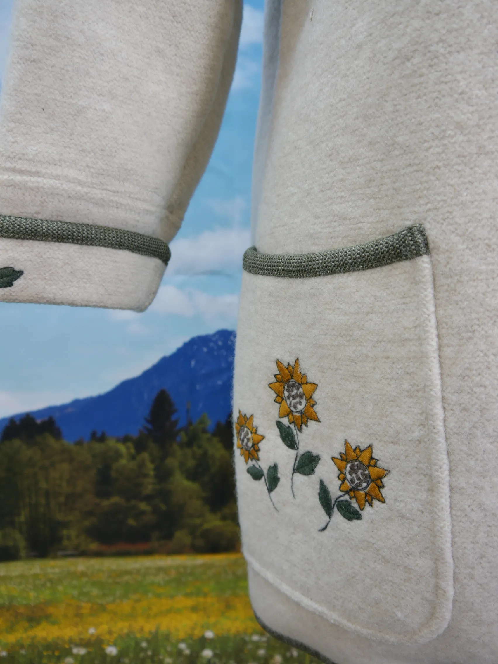 Geiger Austria beiger Walker neuwertig mit Stickerei Trachtenjacke Jacke Gr.42