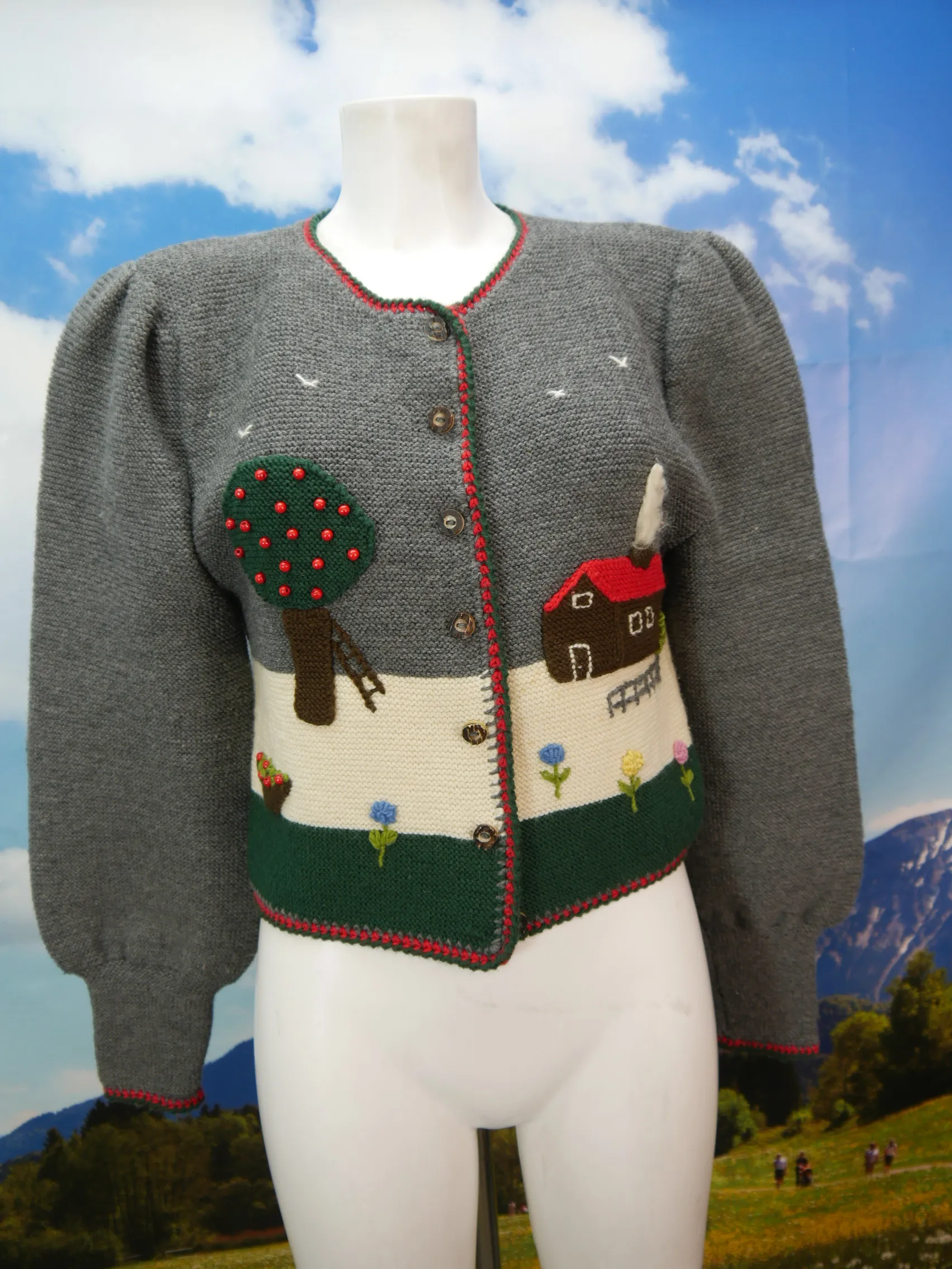 Handgestrickt wunderschön mit Applikation fesch süße Trachtenjacke Jacke Gr.36