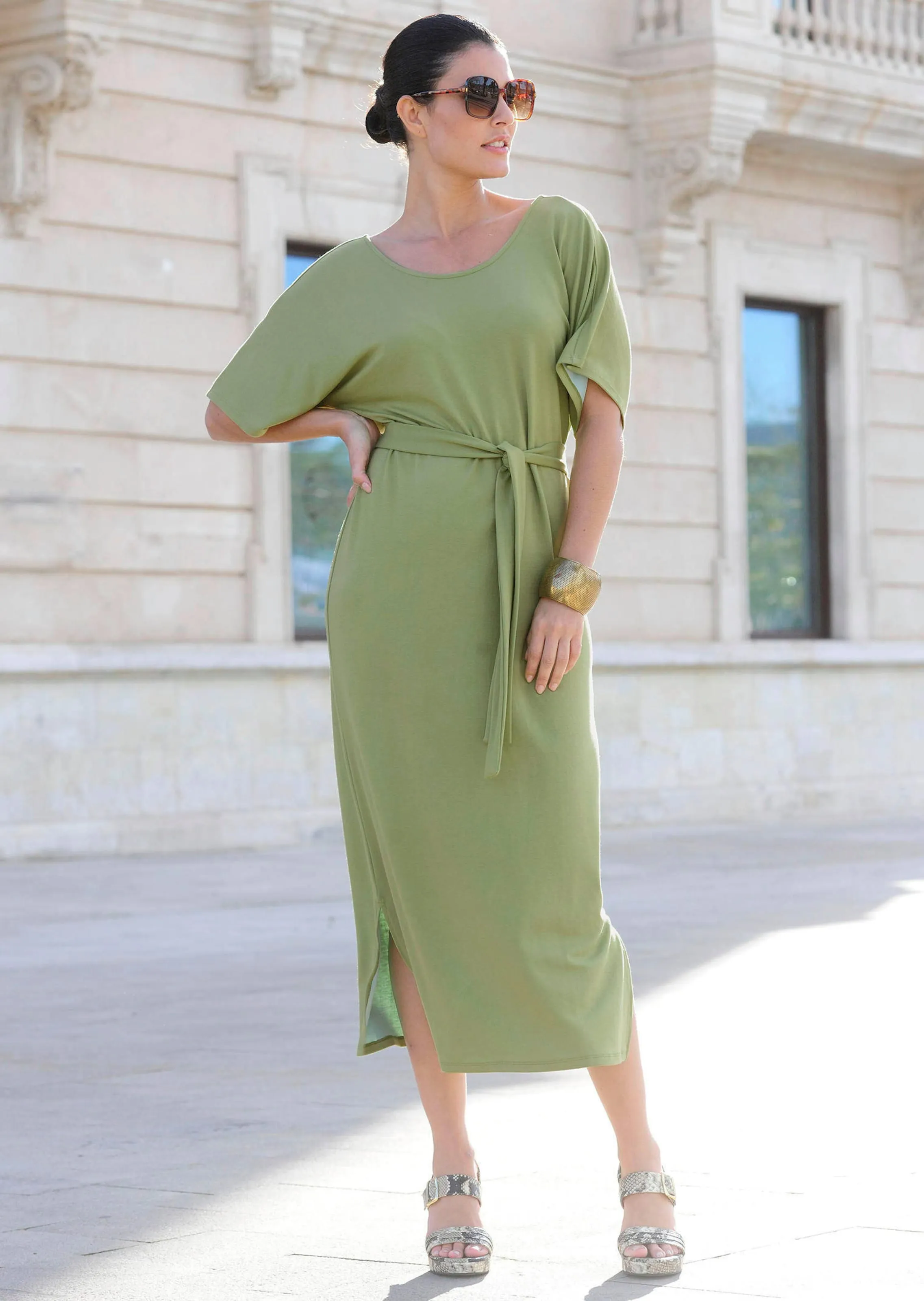 Kleid mit Bindegürtel