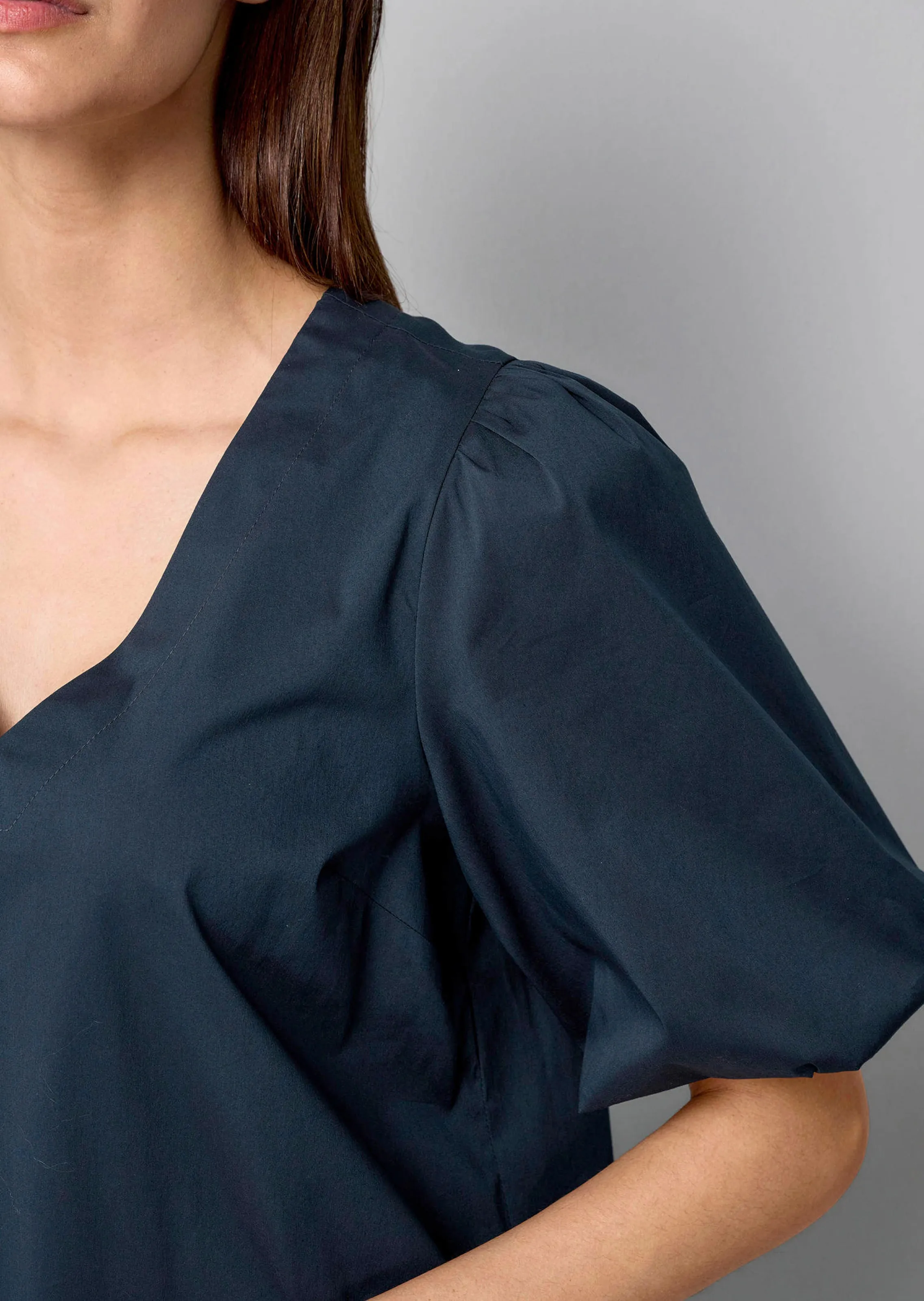 Kleid mit V-Ausschnitt