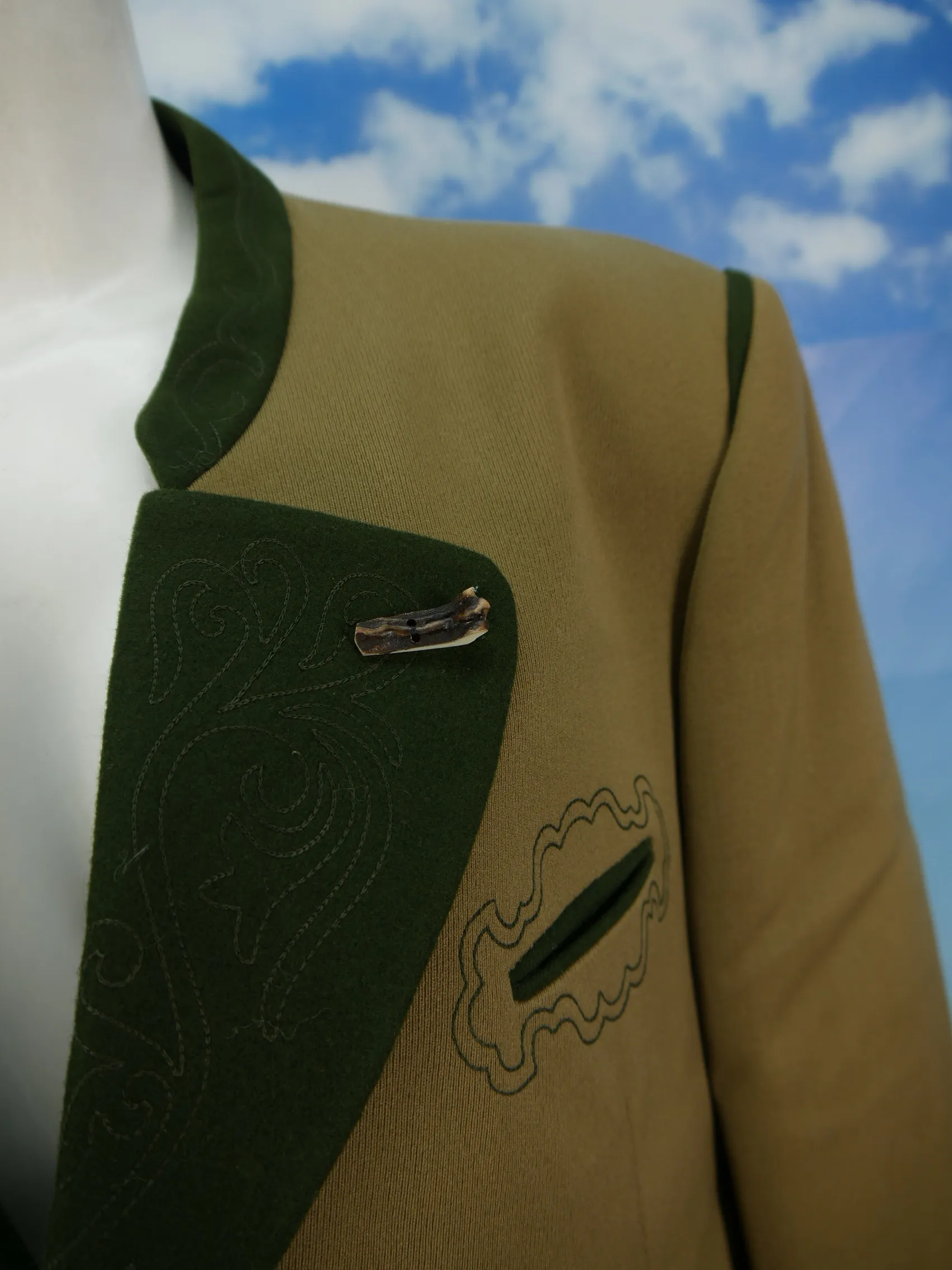 Neuwertig Hirschhornknöpfe Janker braun mit Stickerei Trachtenjacke Jacke Gr.52
