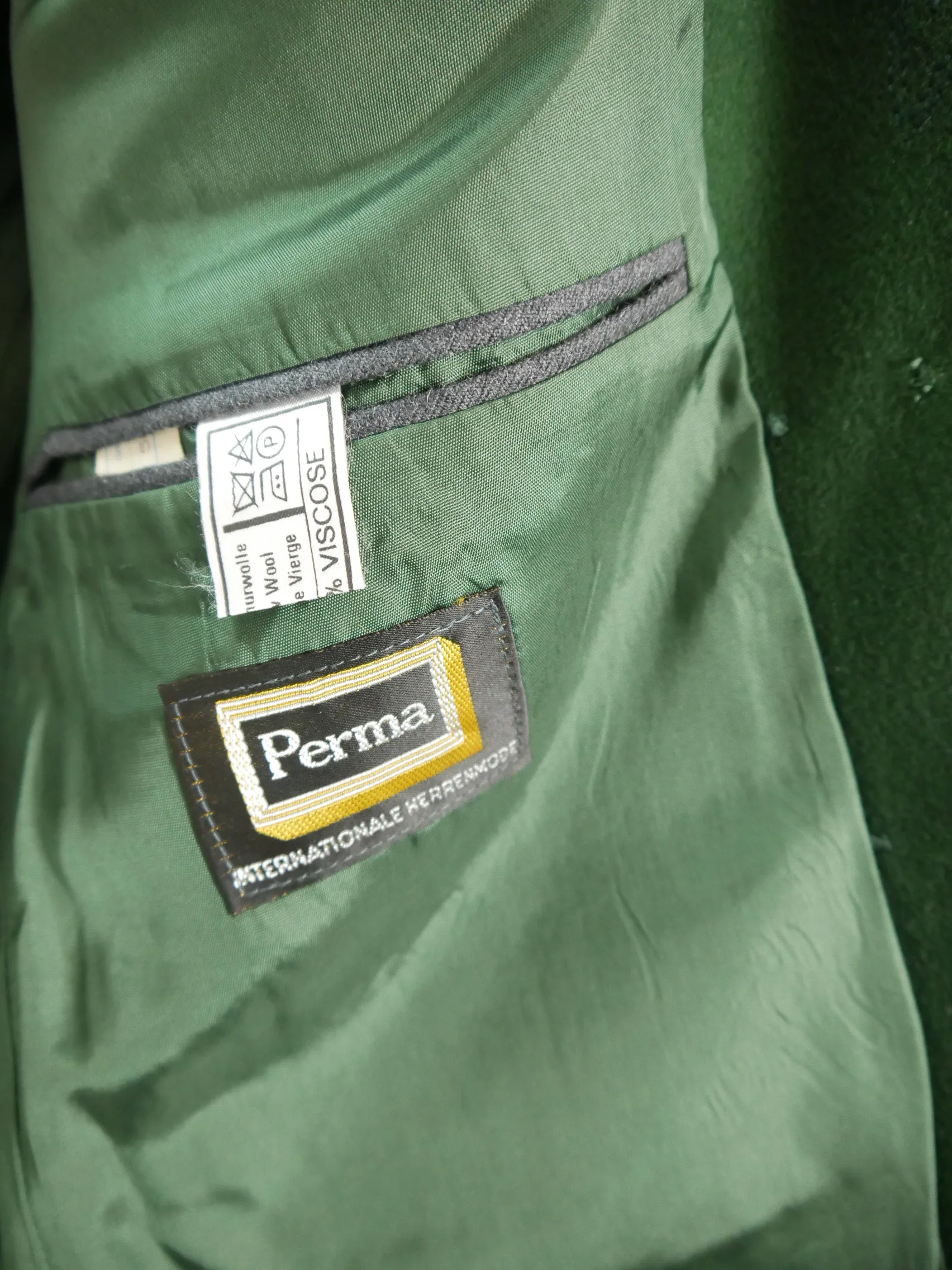 Perma neuwertig grau Schurwolle mit Stickerei klasse Trachtenjacke Jacke Gr.50